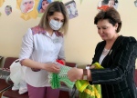 «С заботой и душевным теплом»: Ирина Вавилова передала в перинатальный центр Ачинска подарки от краевых коллег 
